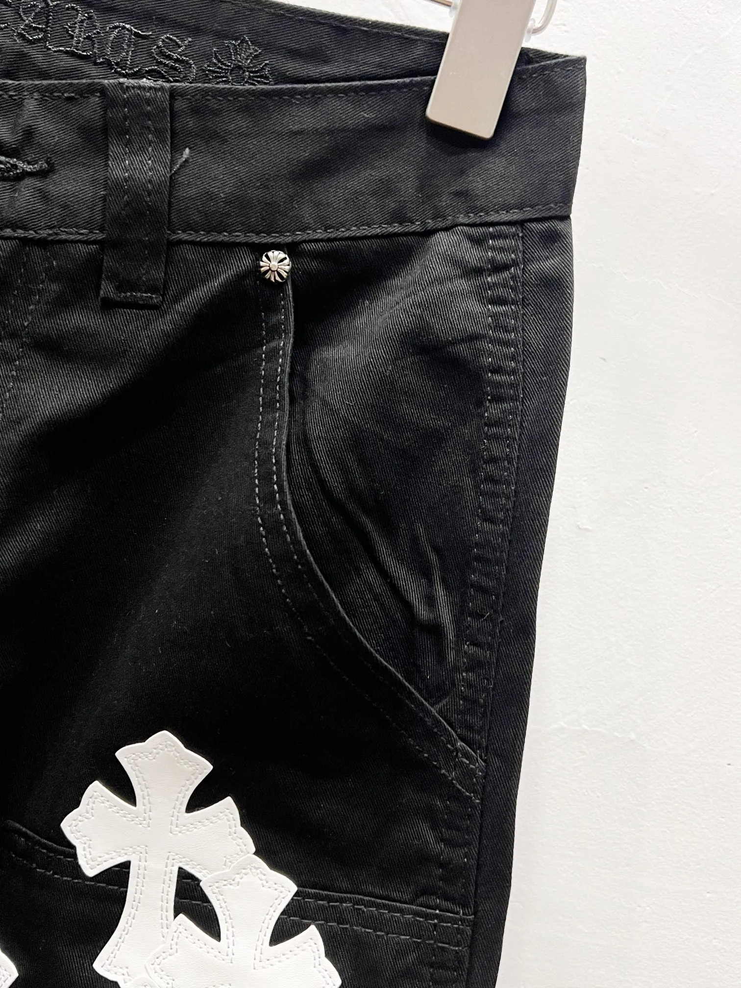 P260 Style: (r016) Croxin & 𝐂𝐡𝐫𝐨𝐦𝐞 𝐇𝐞𝐚𝐫𝐭 ss25 black white grain leather denim workwear logging pants. Styles with different washed textures are very friendly to people with thin legs. The slightly flared version perfectly modifies the leg shape. The timeless and moderate length makes it easy to match and match. It is the basis for various styles and is a must-have in your wardrobe! The fabric is stiff but also makes the upper body soft without losing texture. The washing process is even more perfect. It is a must-have item for everyone! ! ! Washed wheat, hang tag, pants label, three labels complete Color: black Size: 28-30-32-34-36